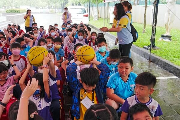 空中傳球團康競賽：台南威爾森文教事業（安慶、華威、輔威分校）2023多元水彈戶外教學活動
